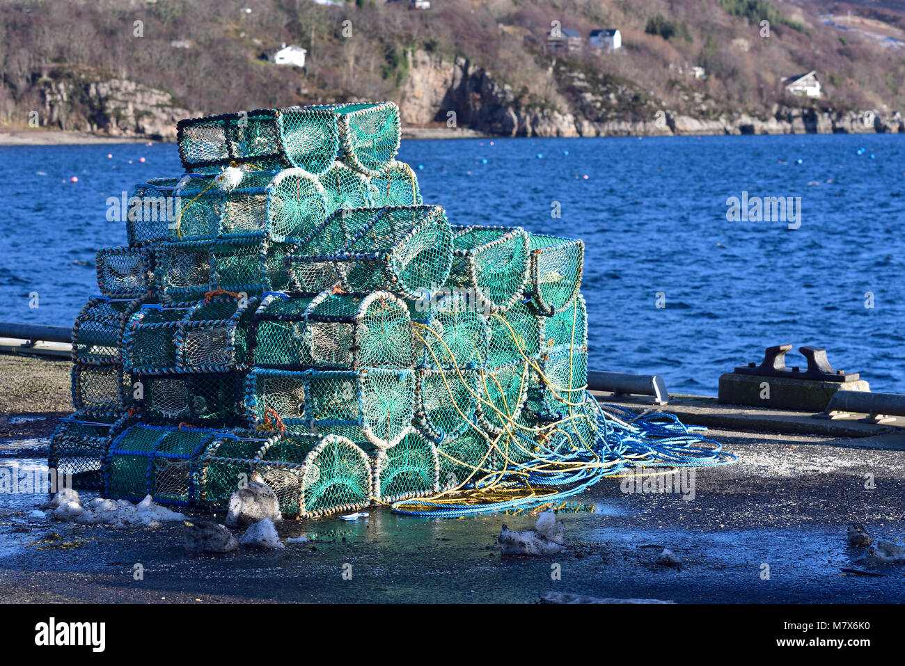 La pesca cantre sul molo a Ullapool Harbour, Loch Ginestra, Scozia settentrionale Foto Stock