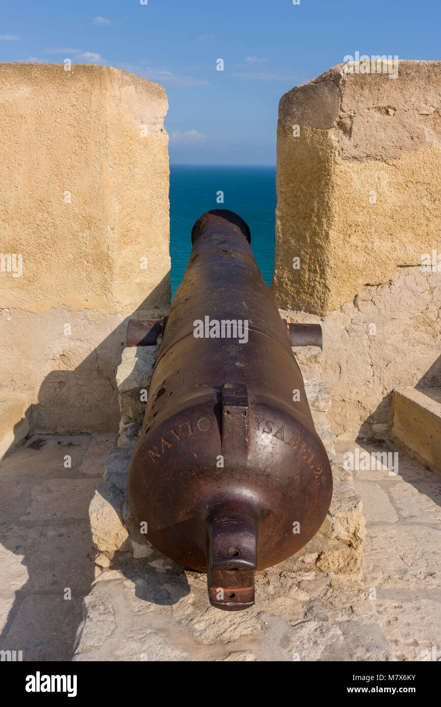 Un cannone al Castello di Santa Barbara nella città di Alicante, Spagna. Foto Stock