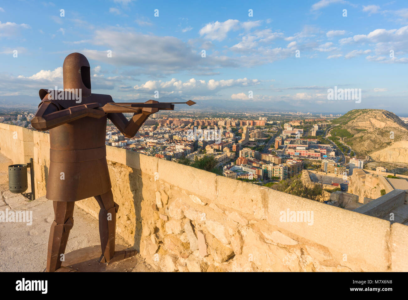 Una scultura di metallo di un soldato al Castello di Santa Barbara nella città di Alicante, Spagna. Foto Stock