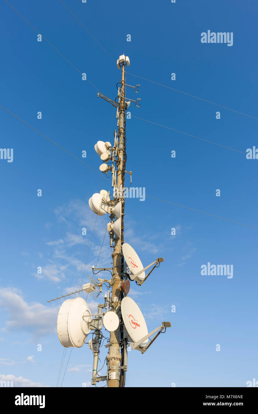 Una torre di trasmissione radio contro un cielo blu. Foto Stock