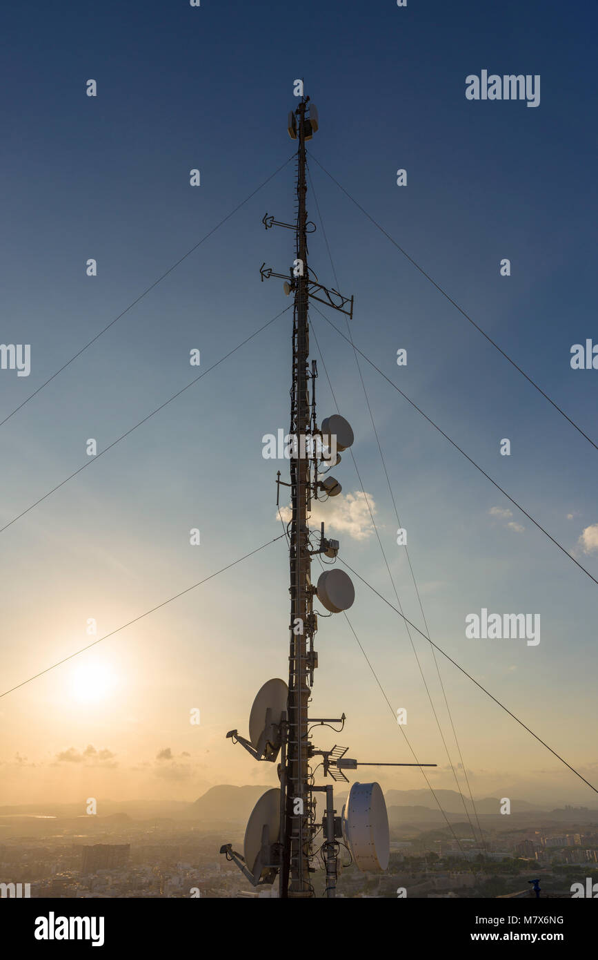 La torre di trasmissione radio a Santa Barbara castello sul monte Benacantil al tramonto affacciato sulla città di Alicante, Spagna Foto Stock