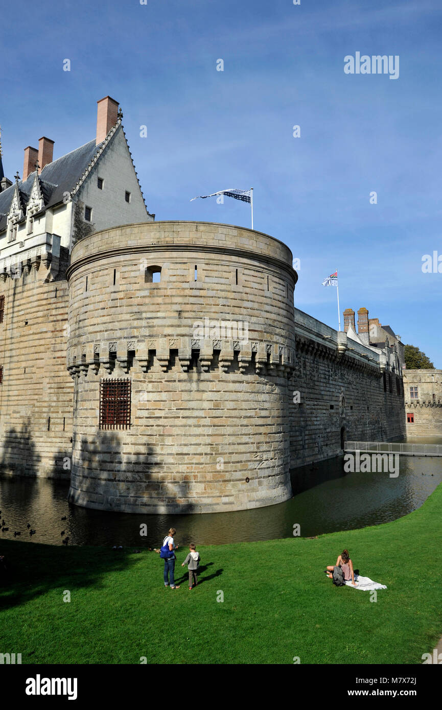 Nantes (nord-ovest della Francia): Château des Ducs de Bretagne (Castello dei Duchi di Bretagna, giardino e fossati in primo piano, tram in backgr Foto Stock