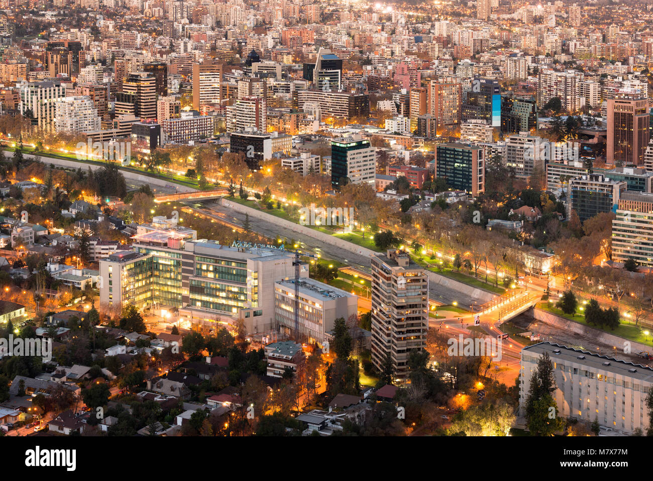 Santiago, Regione Metropolitana, Cile - vista panoramica dell'affollato quartiere Providencia e fiume Mapocho, di notte. Foto Stock