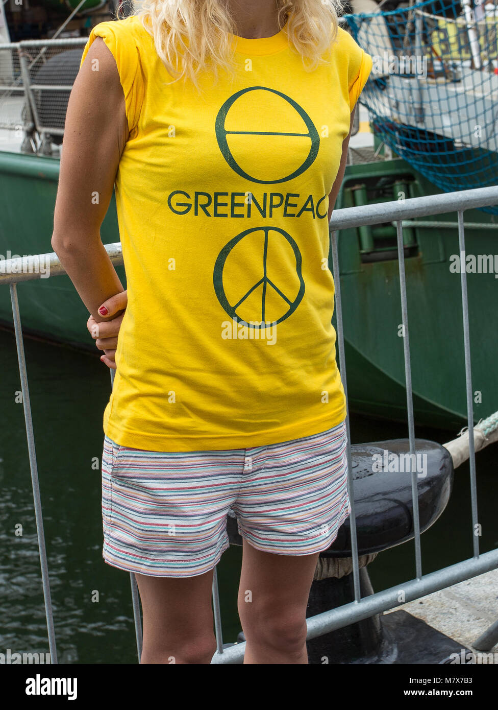 Genova (Genova), Italia Giugno 23, 2017 - Greenpeace equipaggio personale mostra il logo sulla t-shirt Foto Stock
