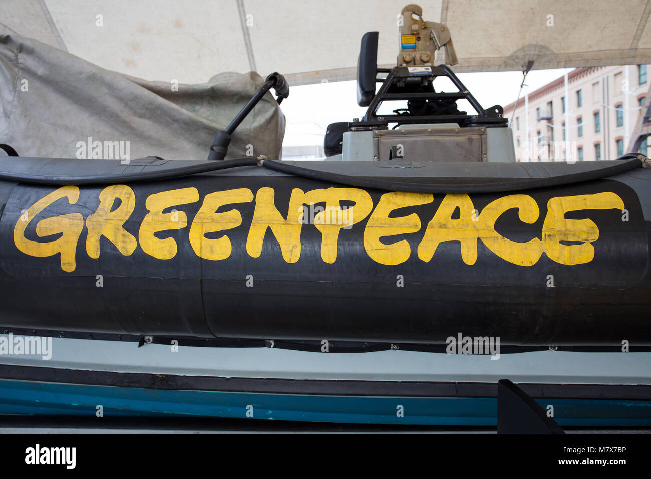 Genova (Genova), Italia Giugno 23, 2017 - Il logo di Greenpeace sui gommoni di salvataggio della Raimbow Worrior. Foto Stock