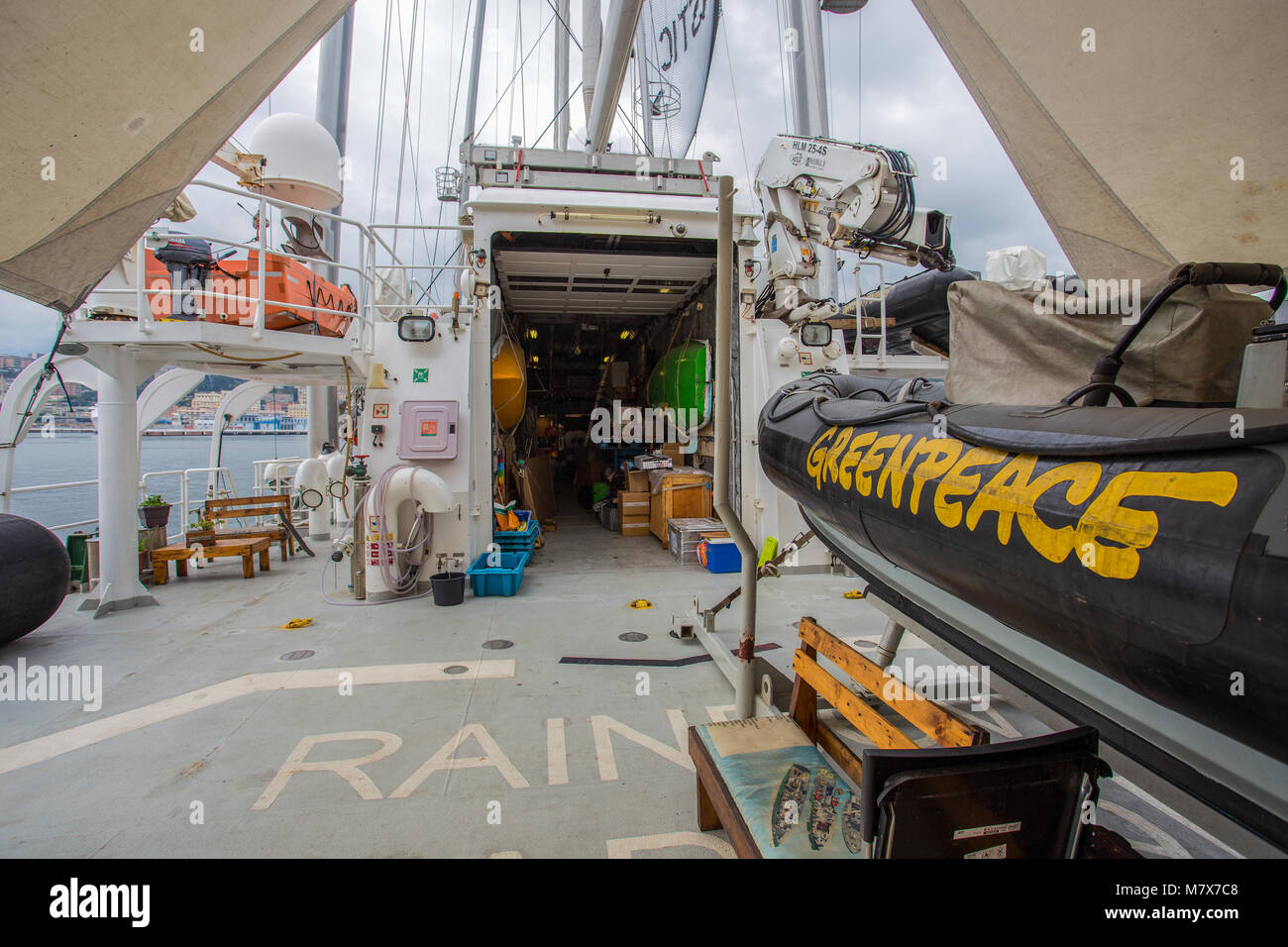 Genova (Genova), Italia Giugno 23, 2017 - Il logo di Greenpeace sulla vita imbarcazioni a bordo della Raimbow Worrior. Foto Stock