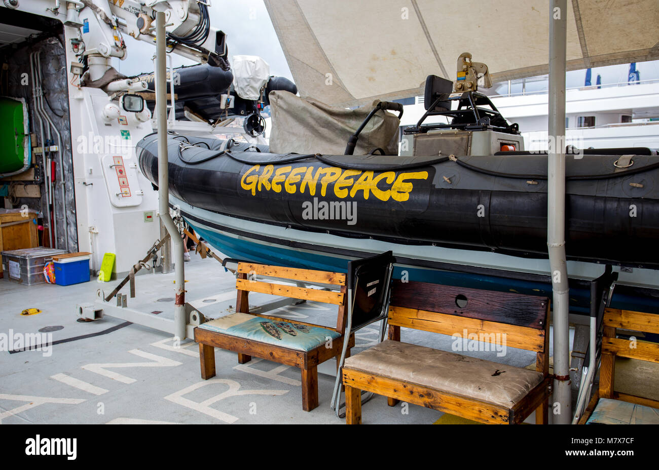 Genova (Genova), Italia Giugno 23, 2017 - Il logo di Greenpeace sui gommoni di salvataggio della Raimbow Worrior. Foto Stock