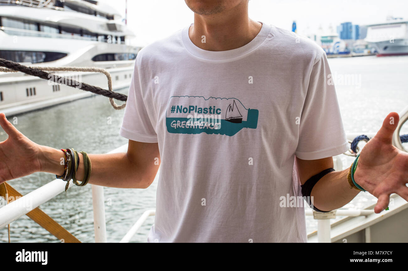 Genova (Genova), Italia Giugno 23, 2017 - Greenpeace equipaggio personale mostra il logo sulla t-shirt Foto Stock