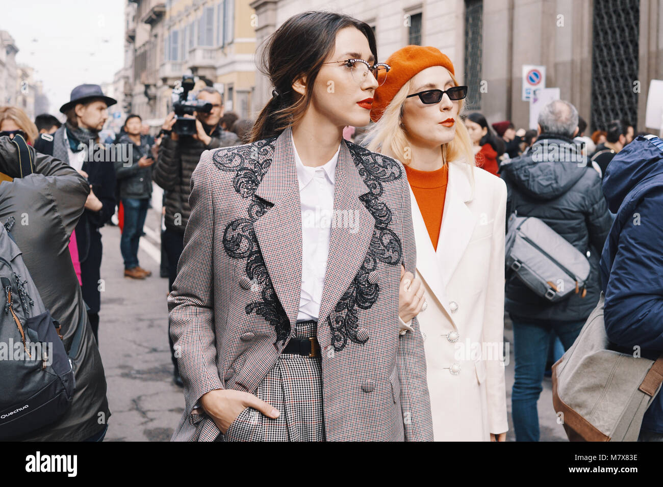 Milano, Italia - 24 Febbraio 2018: Moda aspetto di una fashionista con  abbigliamento elegante e gli accessori durante la settimana della moda  milanese Foto stock - Alamy
