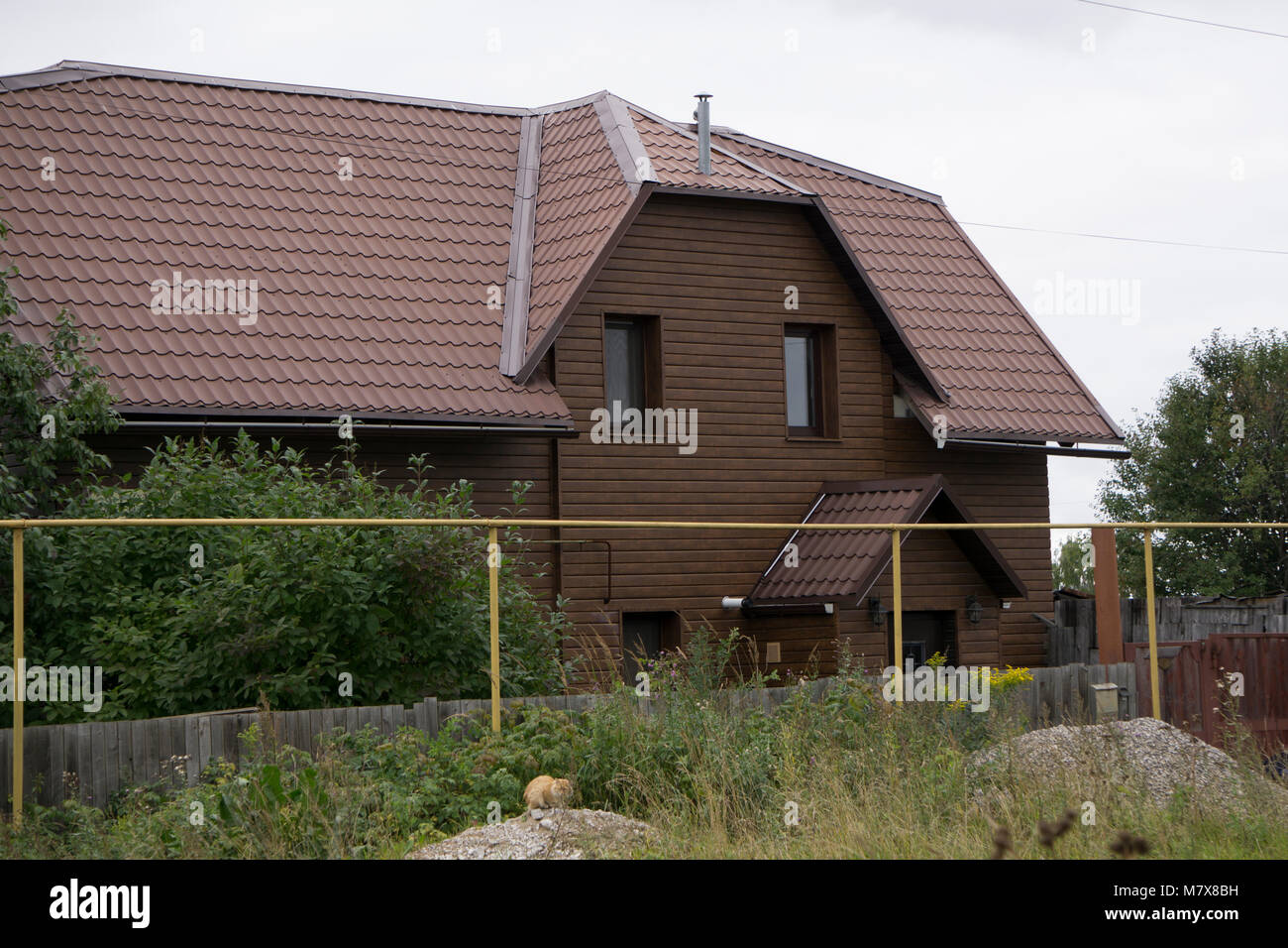La casa è rivestito in legno marrone Foto Stock