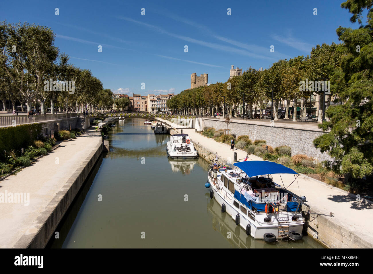 Barche ormeggiate lungo il Canal de la Robine, Narbonne, Occitanie, Francia Foto Stock