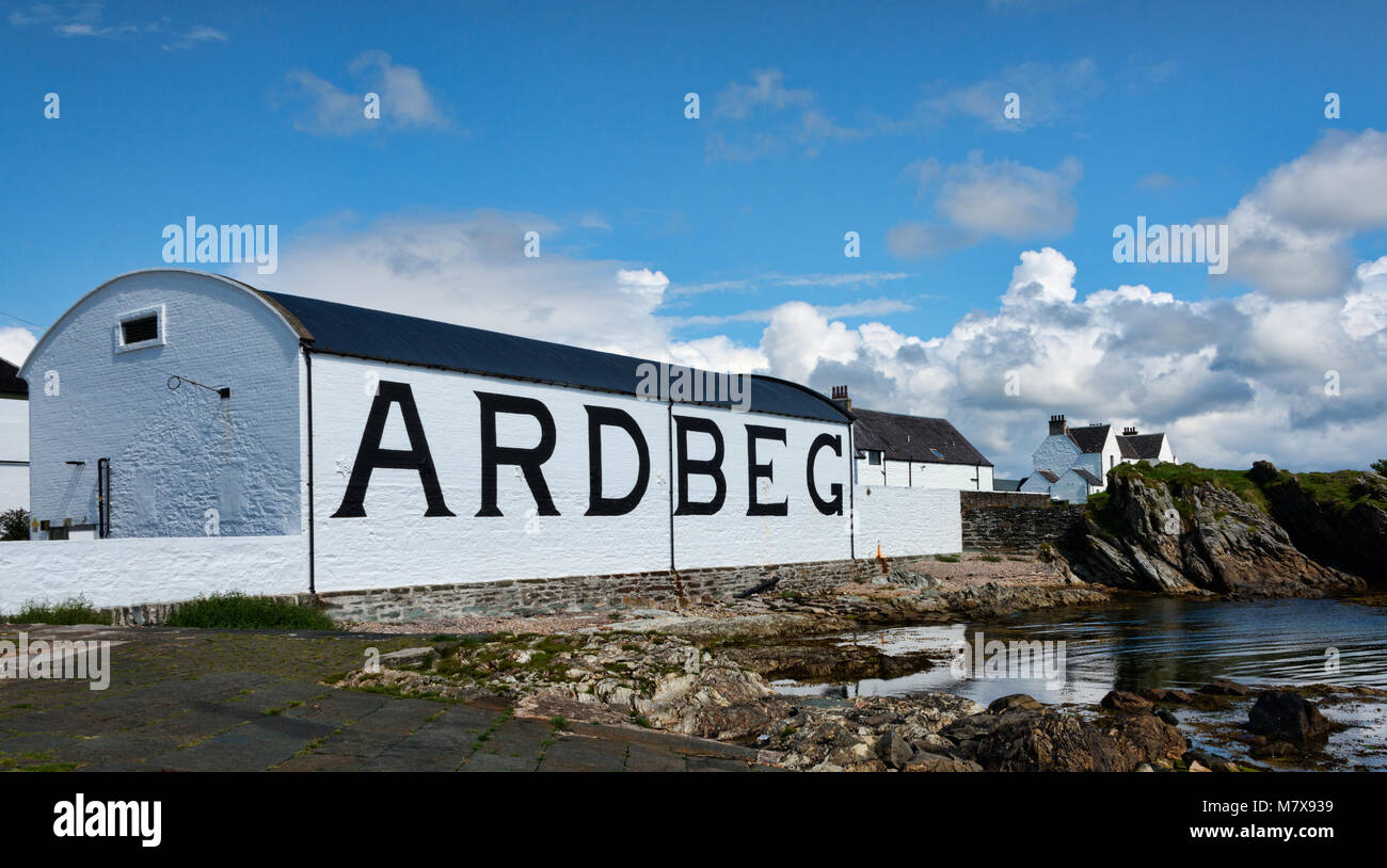 La Distilleria Ardbeg magazzino, Islay Foto Stock