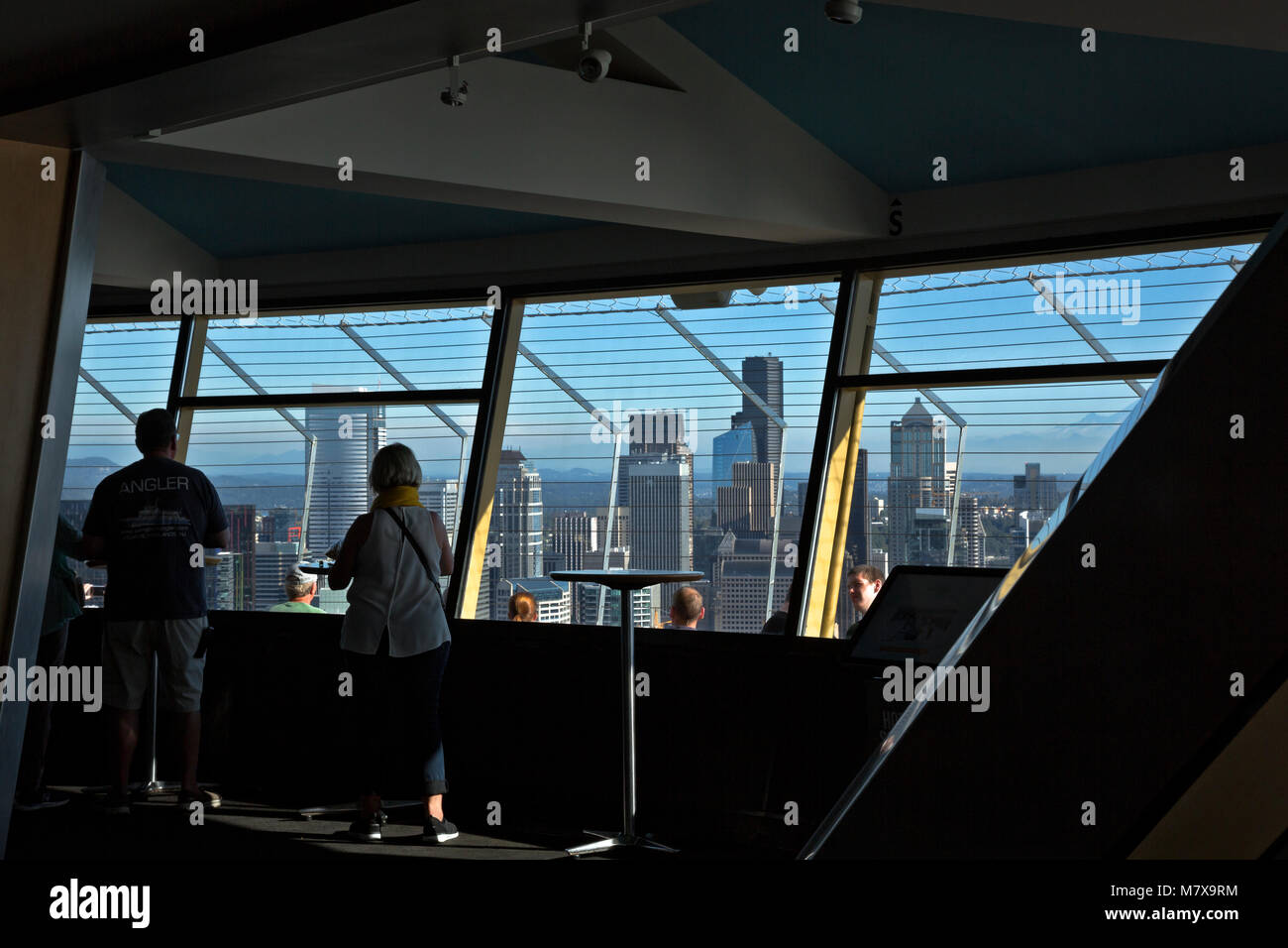 WA13799-00...WASHINGTON - i visitatori potranno ammirare il centro di Seattle dall'interno della piattaforma di osservazione dello Space Needle. 2017 Foto Stock