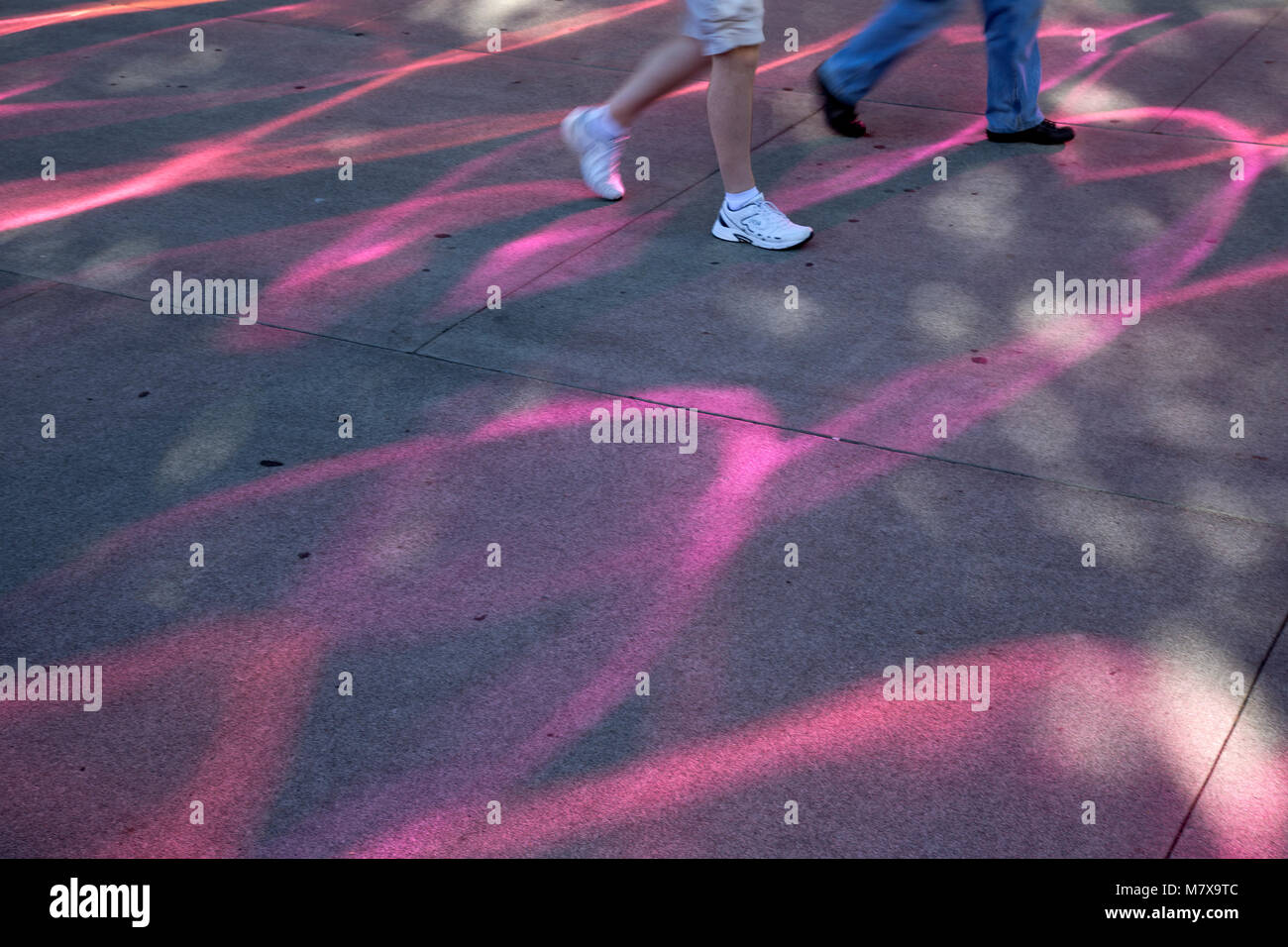 WASHINGTON - la gente camminare attraverso la colorata riflessioni dalle pareti del Museo di Cultura Pop al Seattle Center in downtown di Seattle. Foto Stock