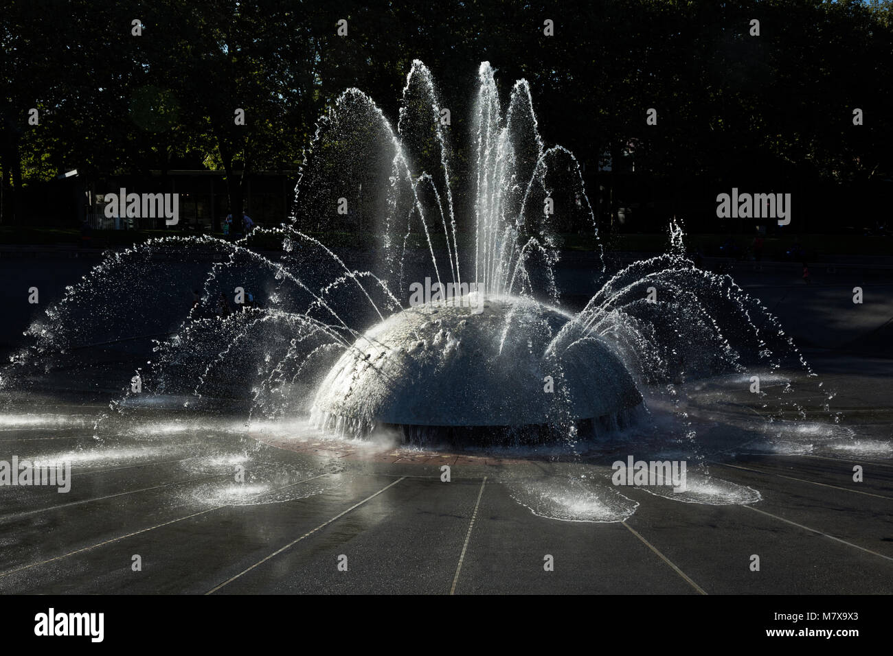 WA13807-00...WASHINGTON - bambini che giocano nella fontana internazionale del Seattle Center. 2017 Foto Stock