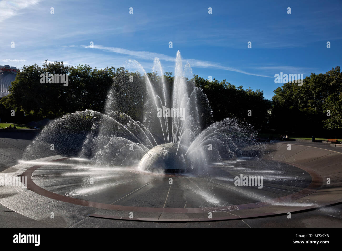 WA13808-00...WASHINGTON - bambini che giocano nella fontana internazionale del Seattle Center. 2017 Foto Stock