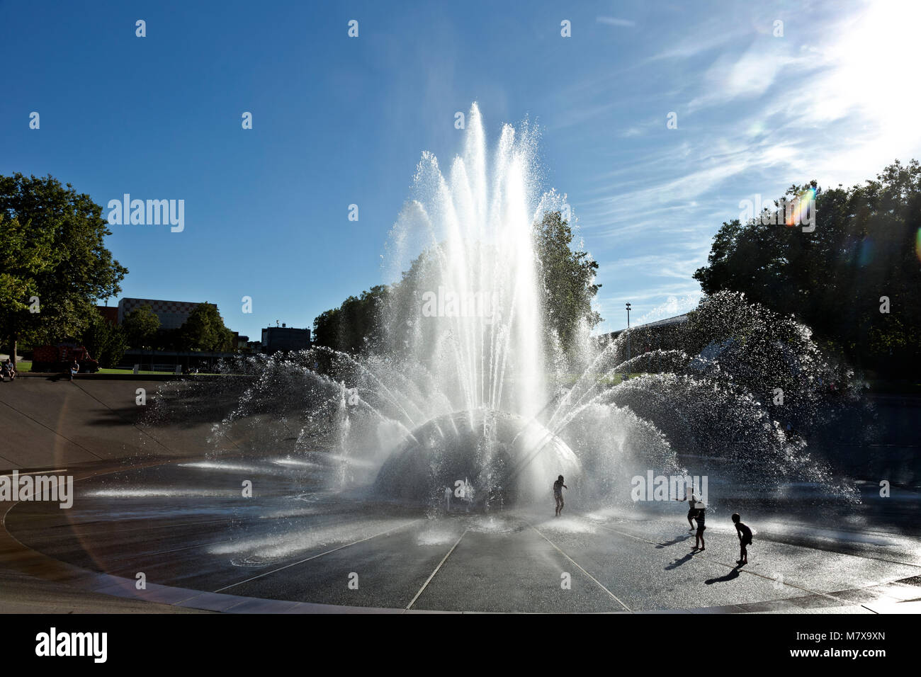 WA13809-00...WASHINGTON - bambini che giocano nella fontana internazionale del Seattle Center. 2017 Foto Stock