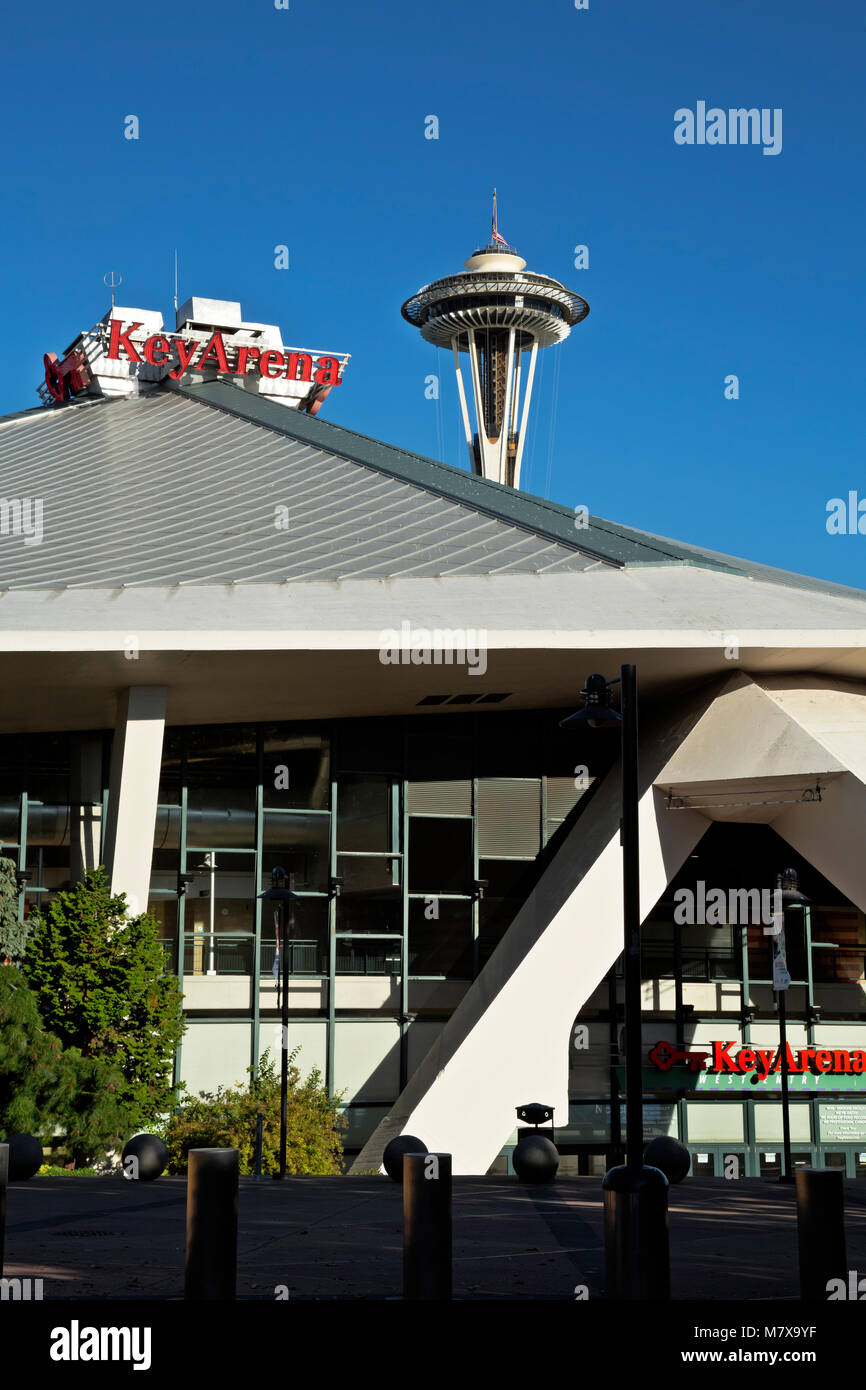 WA13813-00...WASHINGTON - lo Space Needle che sorge sopra la Key Arena al Seattle Center, ora ristrutturato e trasformato in Climate Pledge Arena, 2017 Foto Stock