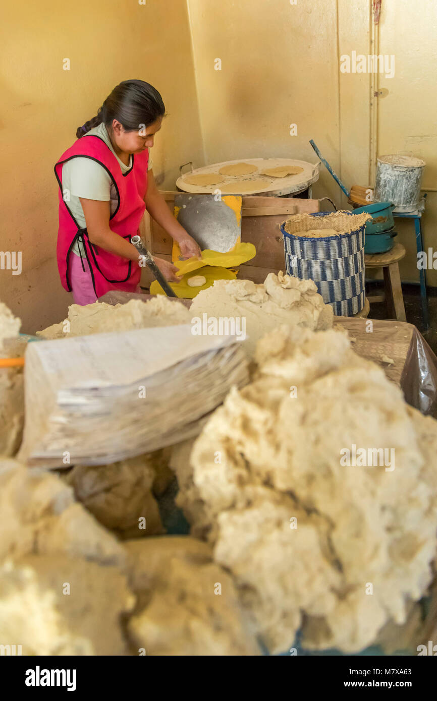Oaxaca, Oaxaca, Messico - Josefina Varela Hernandez rende la tortilla in un negozio nella il Mercado Zonal Las Flores, un mercato di prossimità in Las Flores Foto Stock