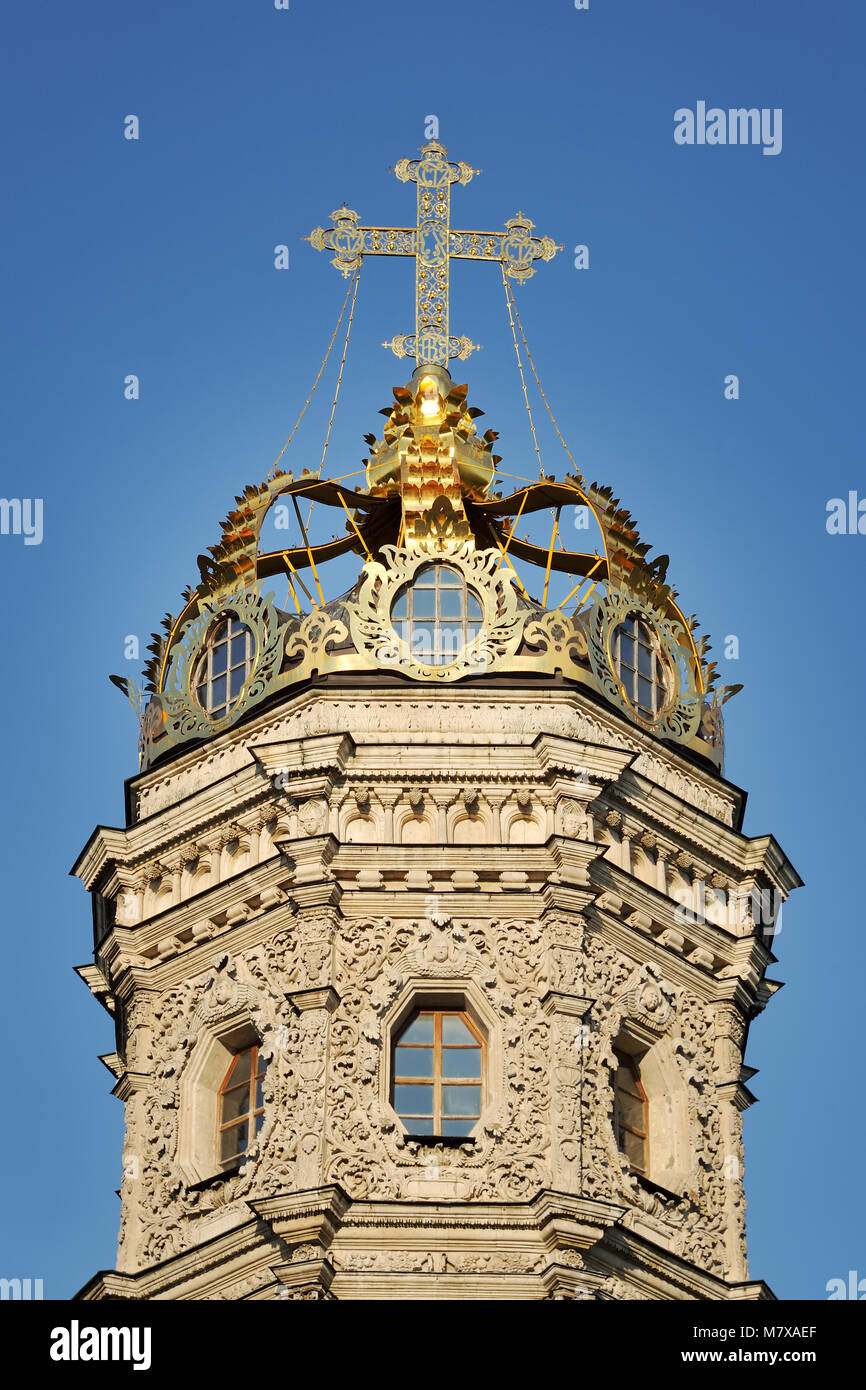 = Golden Crown con croce di Dubrovitsy Chiesa contro il cielo blu = la parte superiore della chiesa della Vergine del segno di Dubrovitsy decorata da un shinin Foto Stock