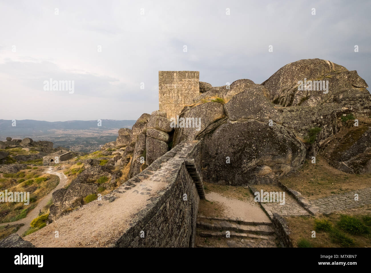 Bellissimo castello storico in Portogallo di Monsanto nel pomeriggio in un giorno nuvoloso Foto Stock