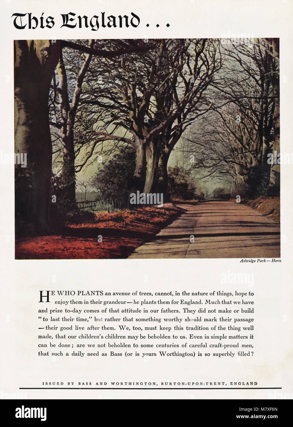 Anni Cinquanta originale vecchia vintage pubblicità pubblicità con un paesaggio inglese tema birra da Bass e Worthington di Burton-upon-Trent England Regno Unito nella rivista del 1950 circa Foto Stock