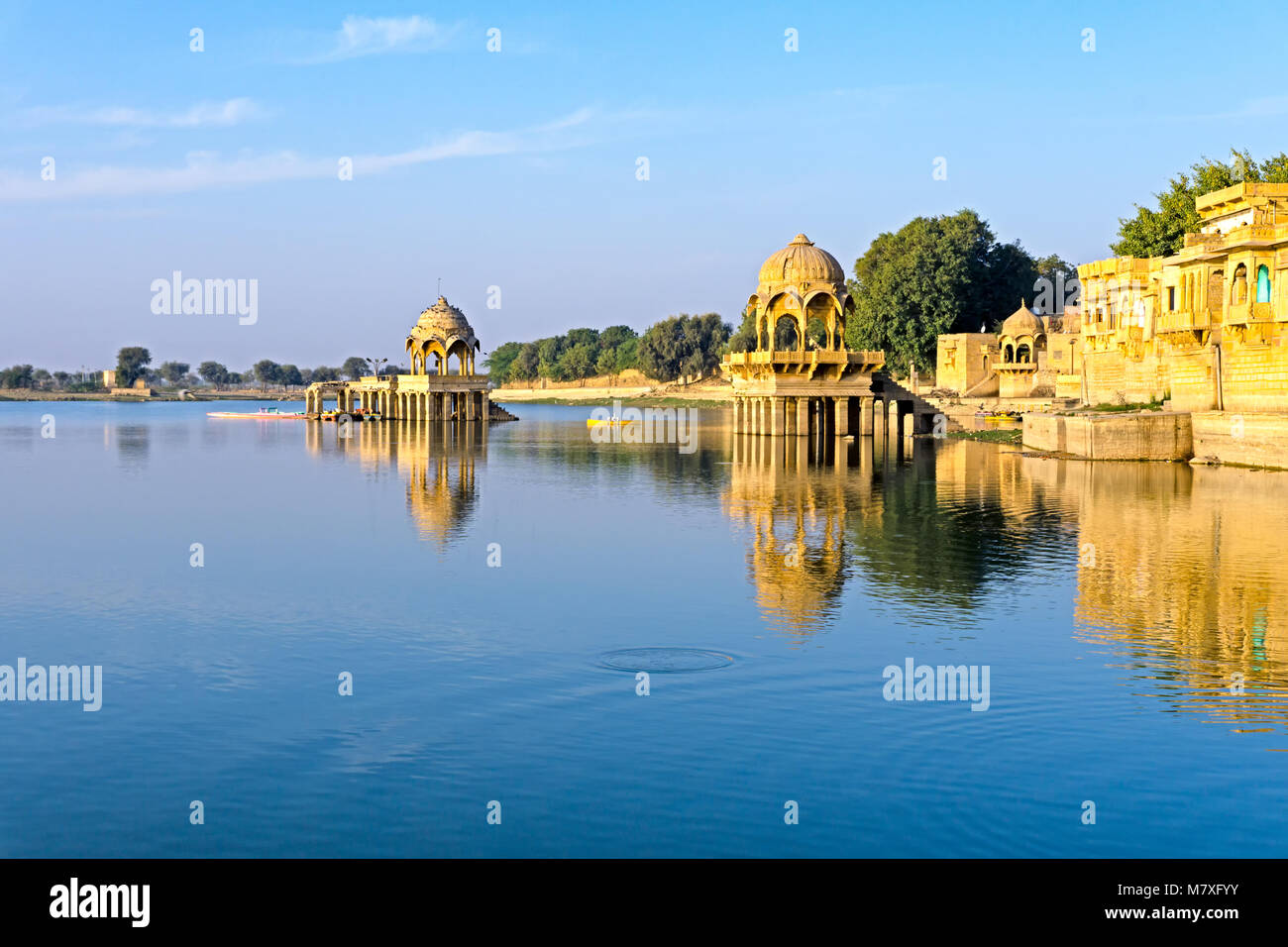 Gadi Sagar tempio di Gadisar lake, Jaisalmer, Rajasthan in India Foto Stock