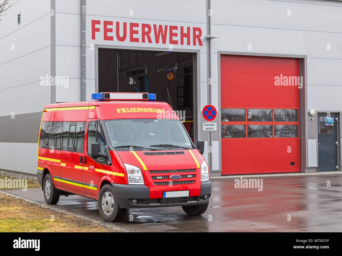 Veicolo di emergenza di fronte la stazione dei vigili del fuoco in Baviera, Germania Foto Stock