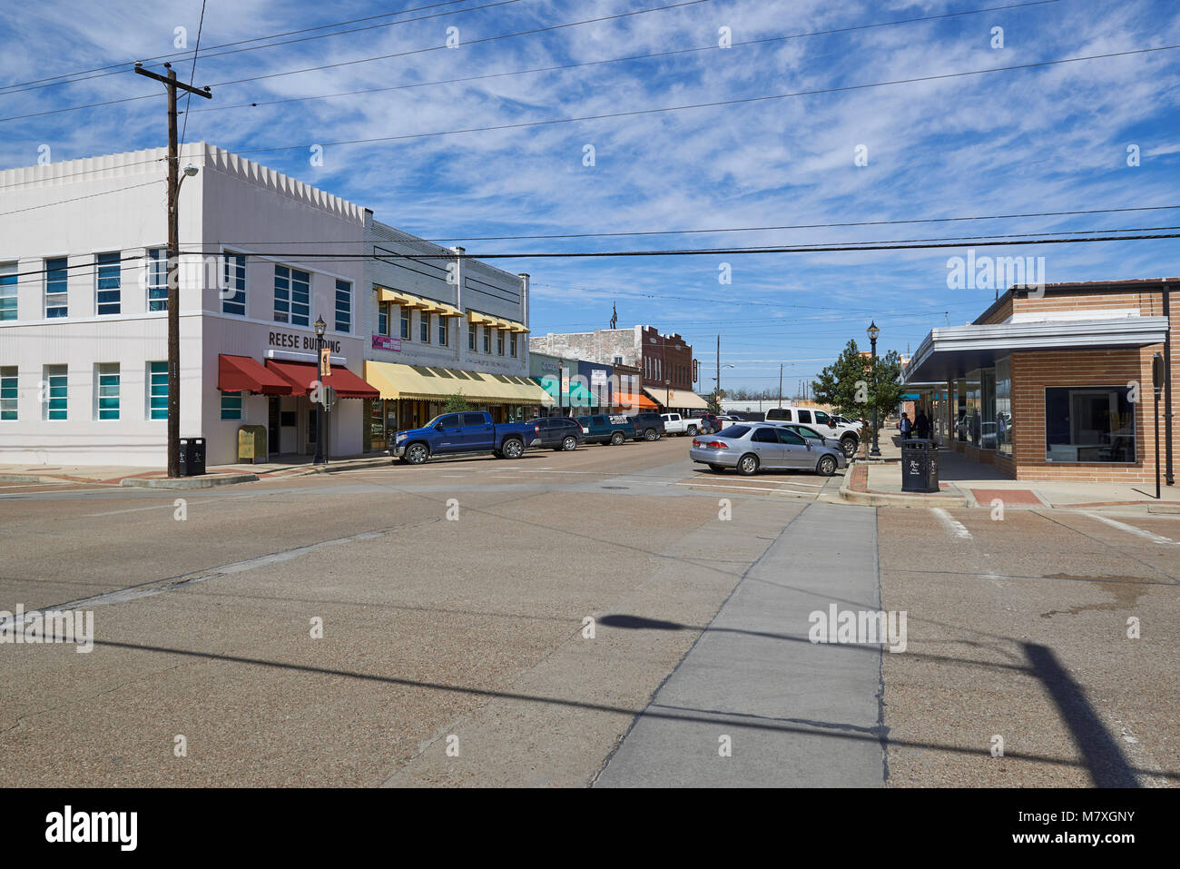 Una scena di strada una calda giornata estiva in downtown Rosenberg in Texas. Foto Stock