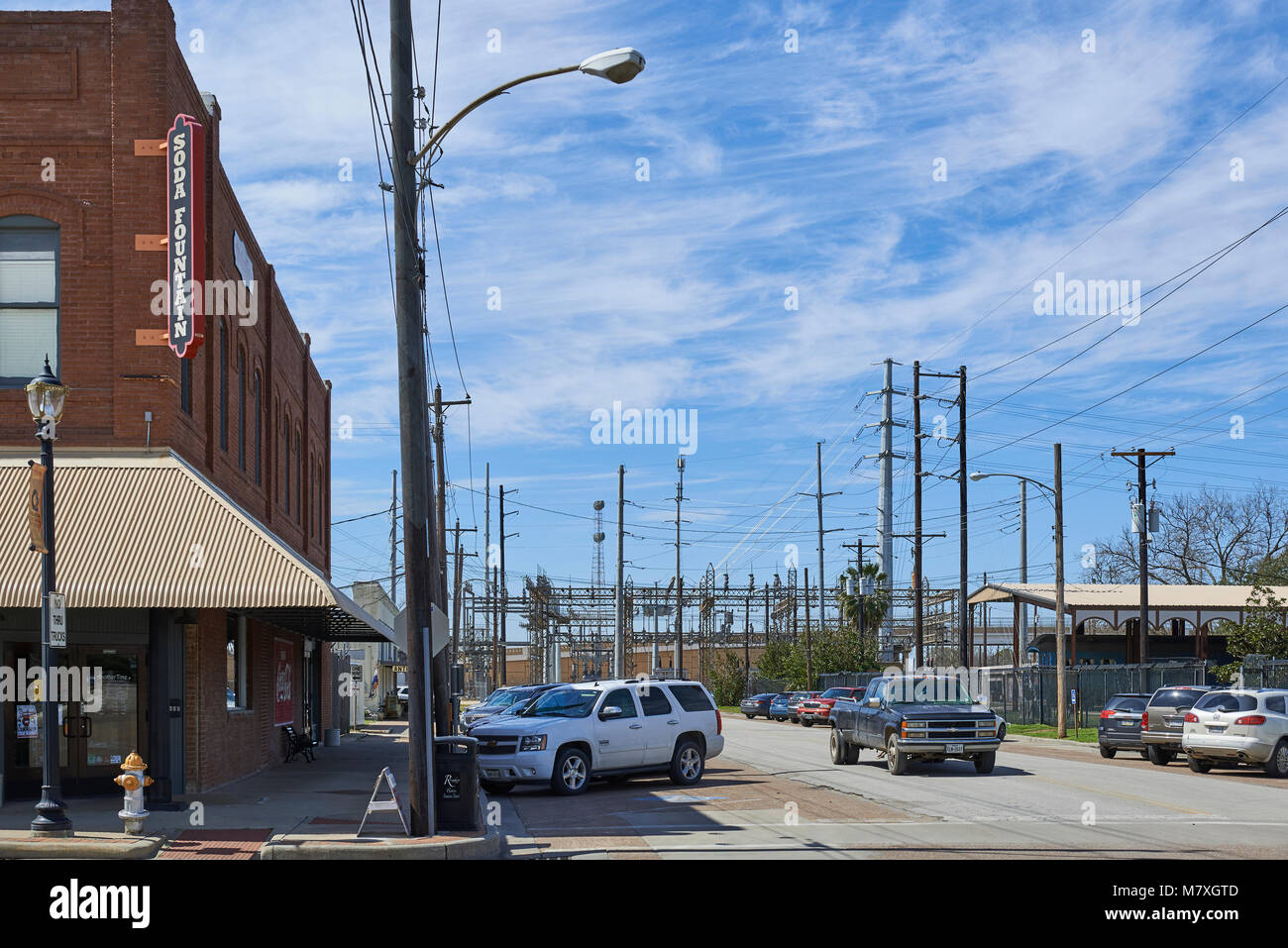 Le apparecchiature elettriche sotto alla stazione con tutti i suoi tralicci nel centro cittadino vicino alla stazione ferroviaria di Rosenberg in Texas. Foto Stock