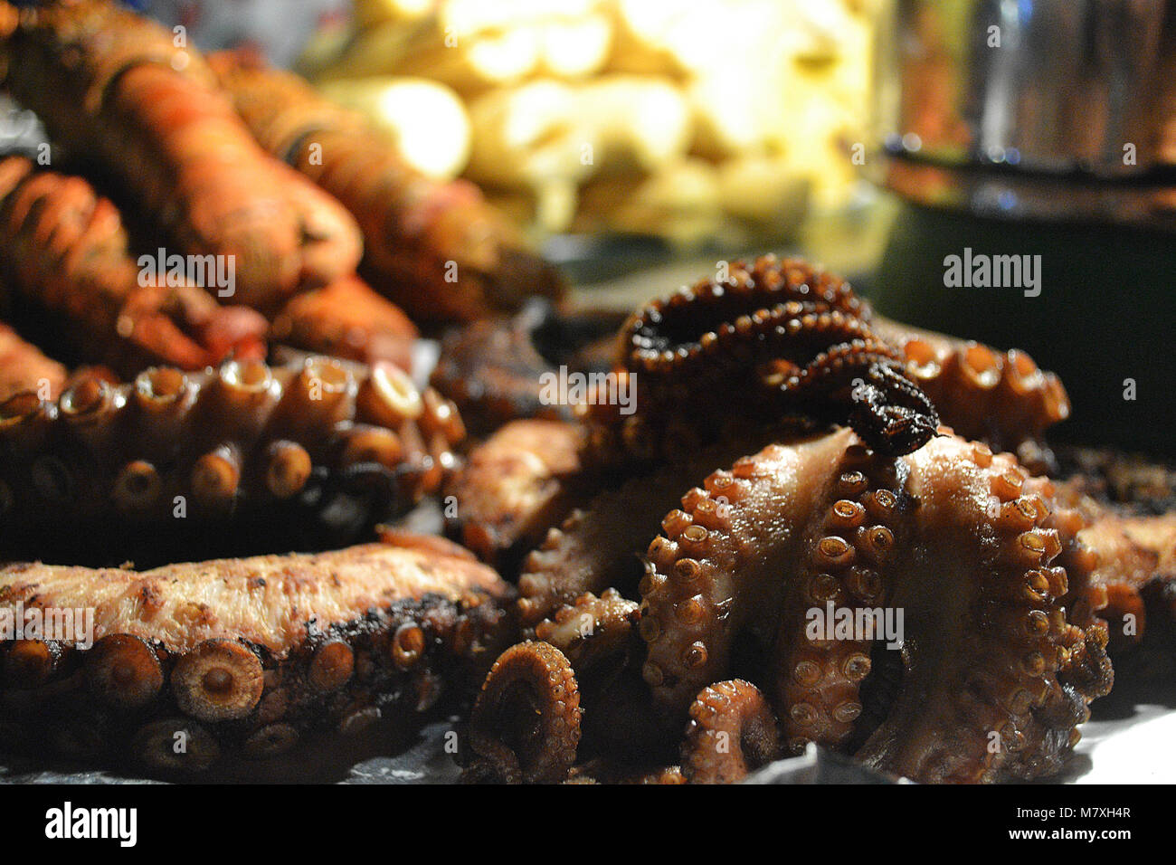Polpo alla griglia sulla notte del mercato alimentare in Forodhani Garden. Stone Town. Zanzaibar. Foto Stock