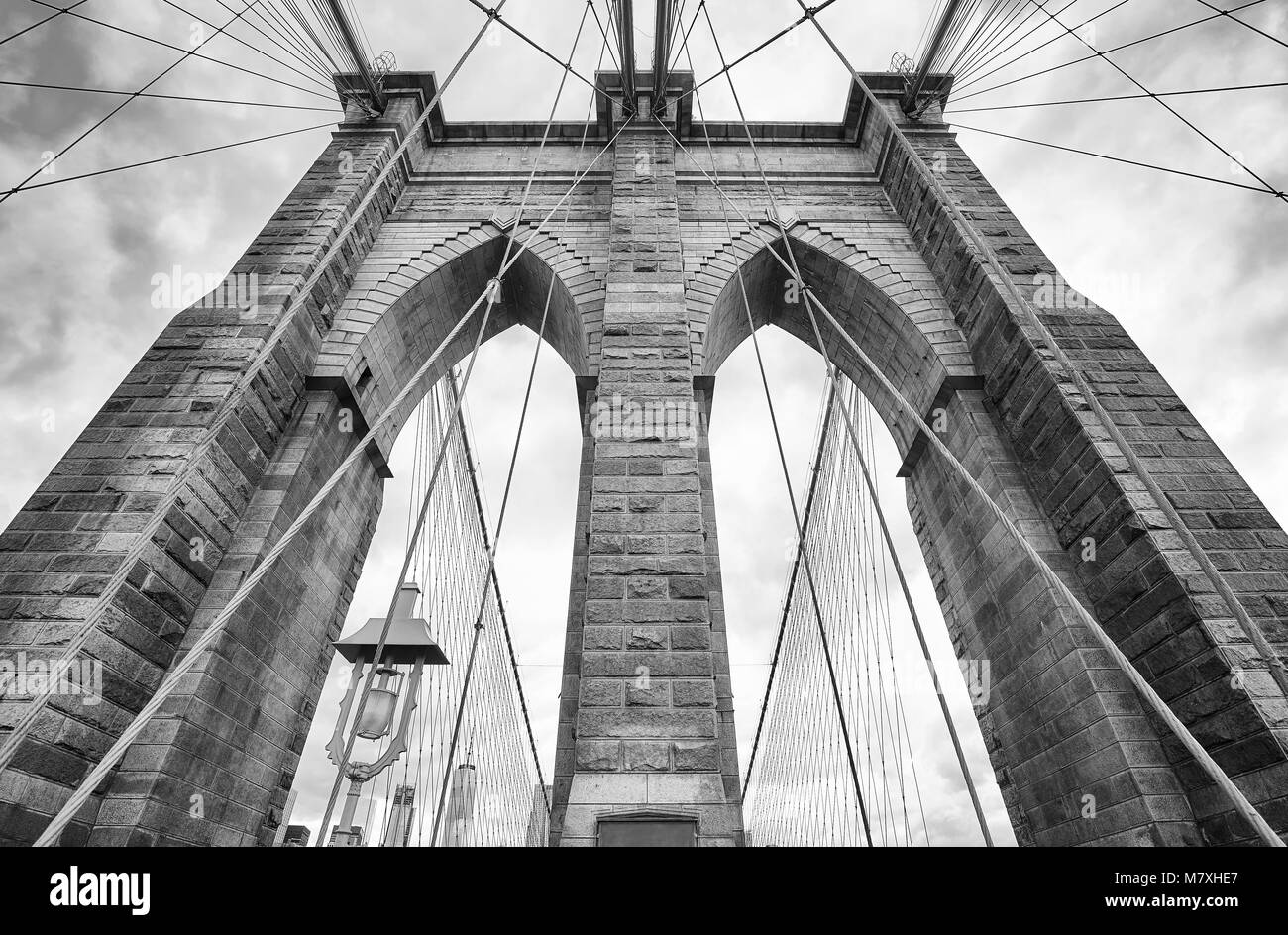 Cerca fino al Ponte di Brooklyn, New York City, Stati Uniti d'America. Foto Stock