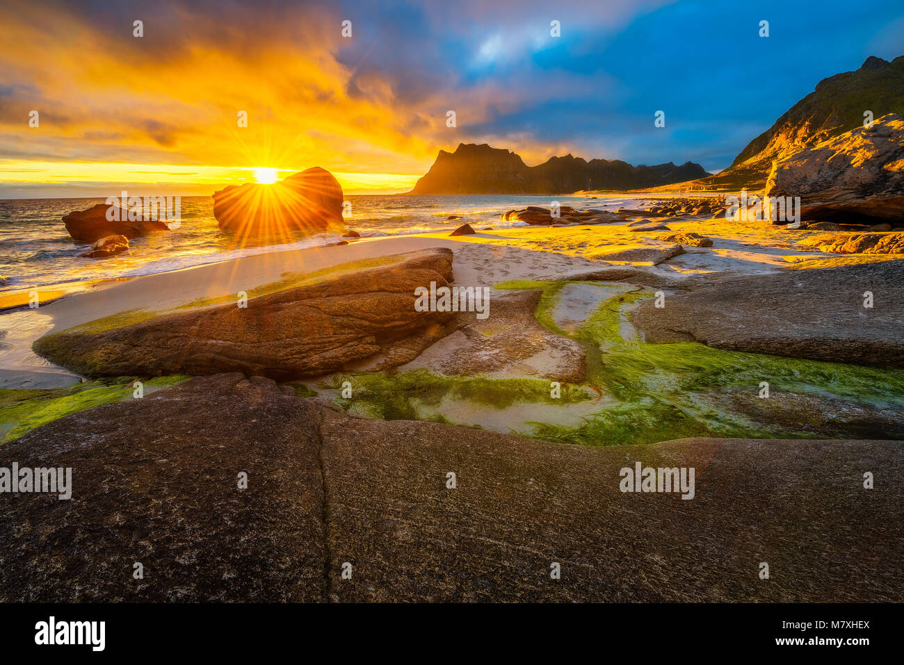 Drammatico tramonto sulla spiaggia di Uttakleiv sulle isole Lofoten in Norvegia Foto Stock