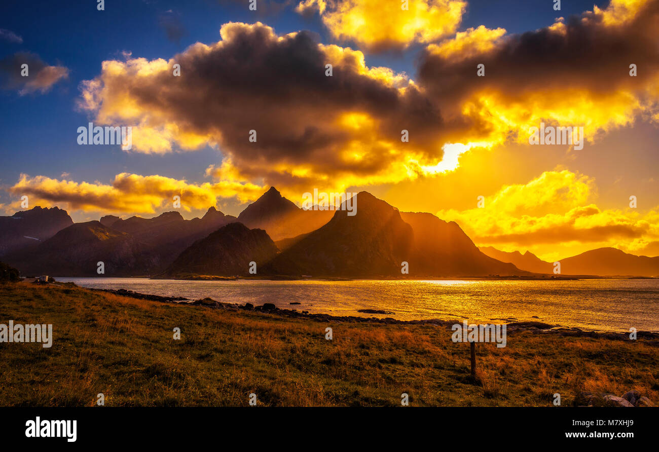 Tramonto sulle montagne delle isole Lofoten Foto Stock