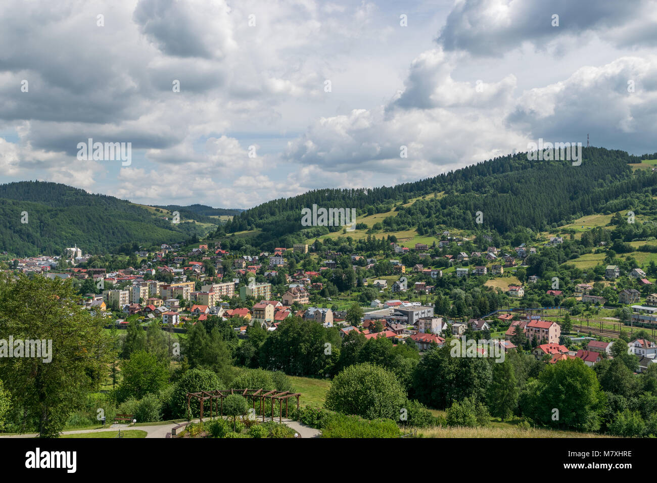 Vista sulle vicine montagne dal magico giardino torre in Muszyna Foto Stock