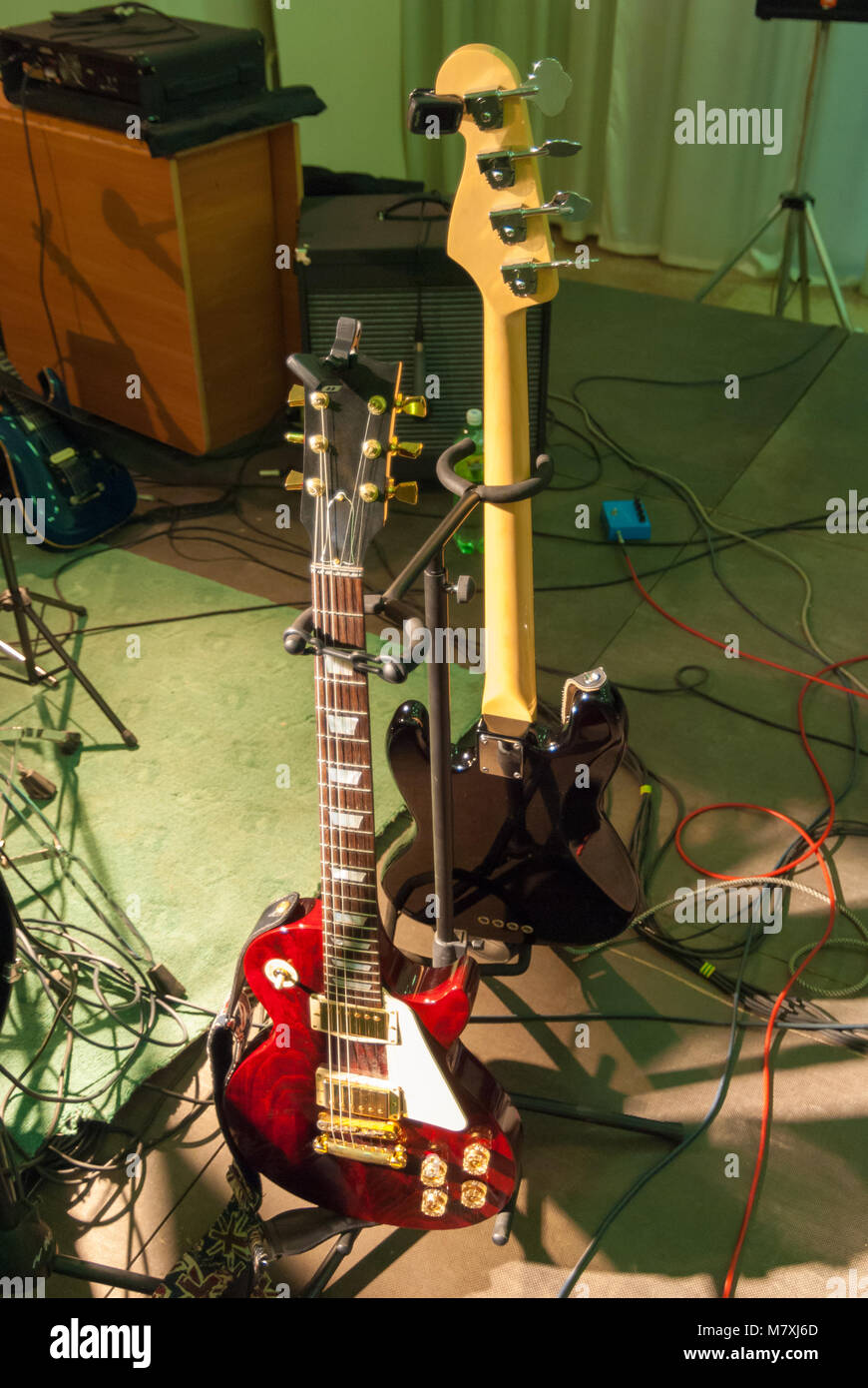 Due chitarre pronto per il concerto Foto Stock