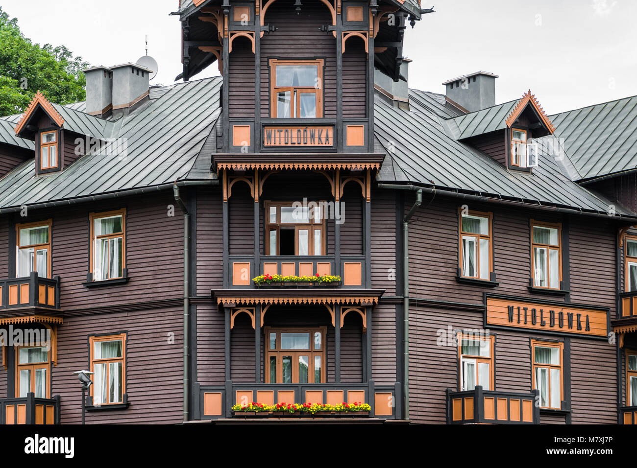 Interessante architettura della vecchia casa in legno Foto Stock