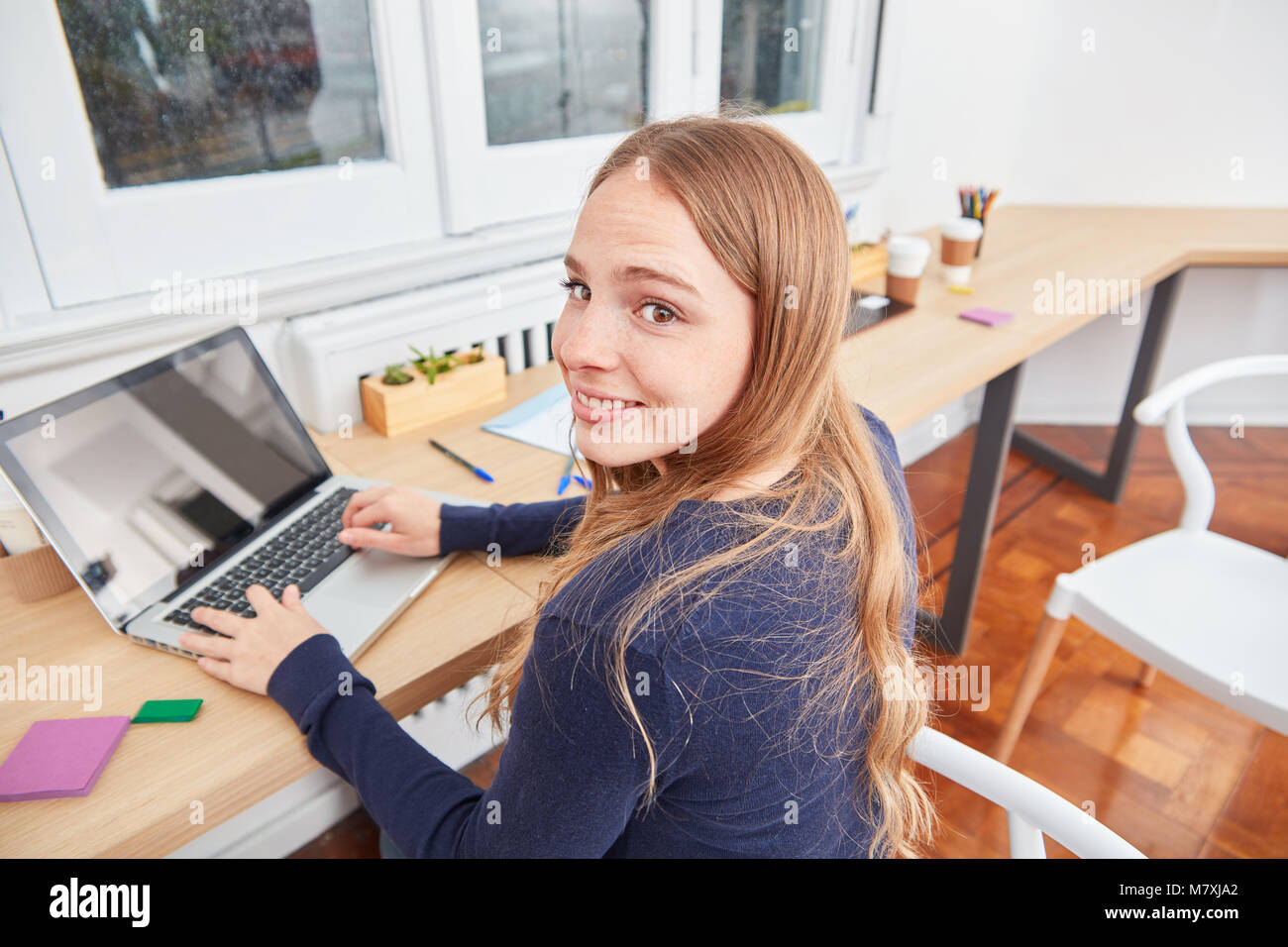 Giovane studente o come apprendista scrive sul computer portatile Foto Stock