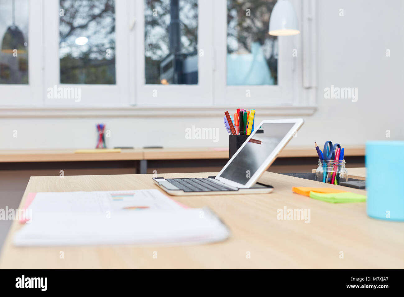 Il computer portatile su una scrivania in un business su Internet Start-Up Foto Stock