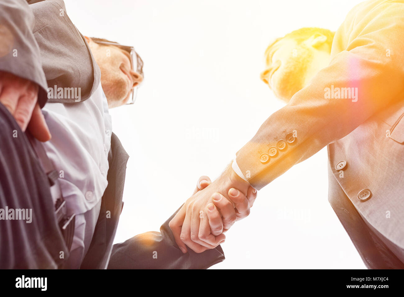 Due imprenditori si stringono la mano nel saluto presso l'ufficio Foto Stock