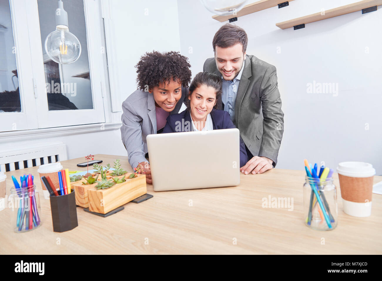 Giovani start-up business team sta facendo un corso di formazione su computer portatile Foto Stock