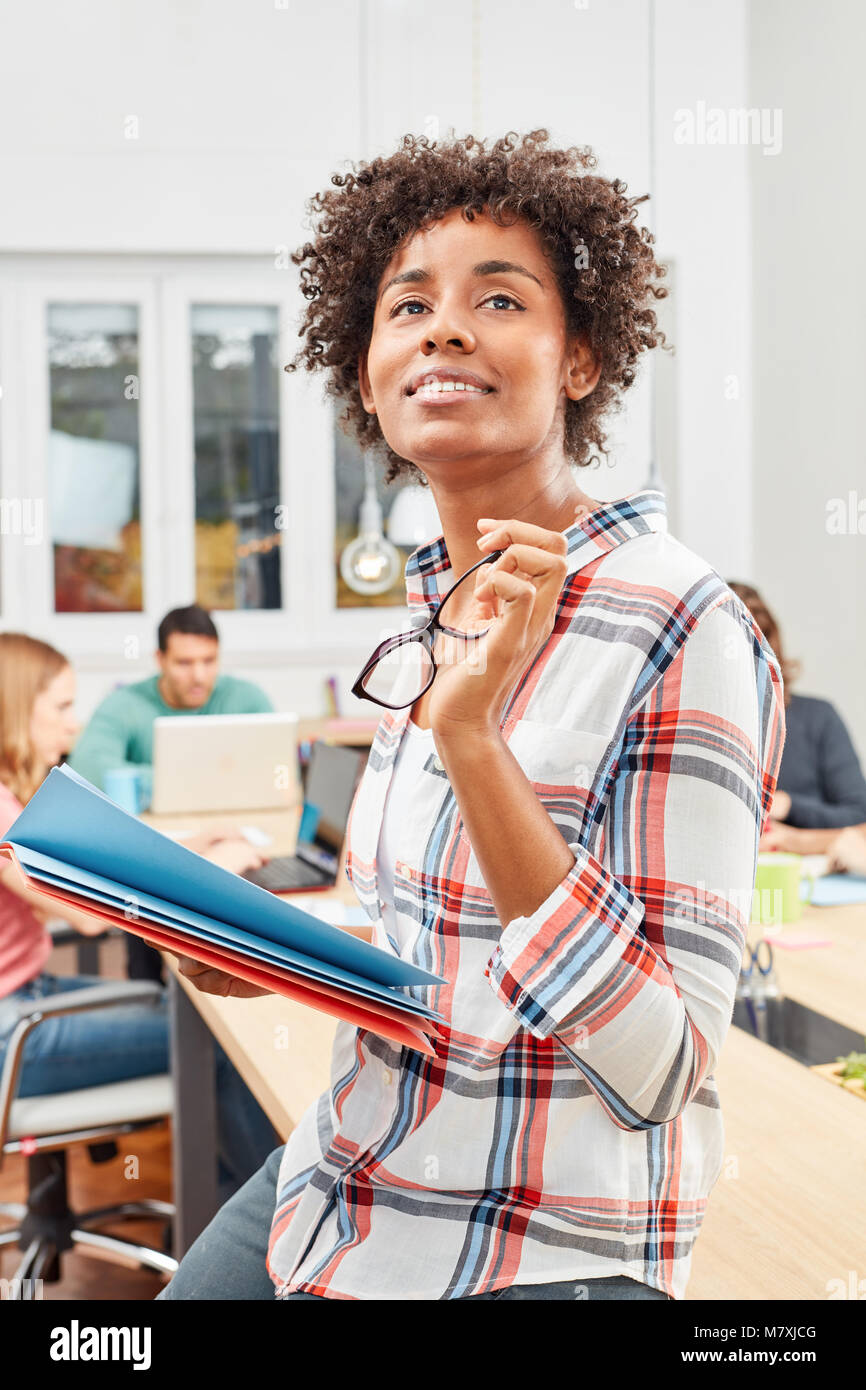 Giovane donna multiculturale come un business start-up fondatore in ufficio ha una visione Foto Stock