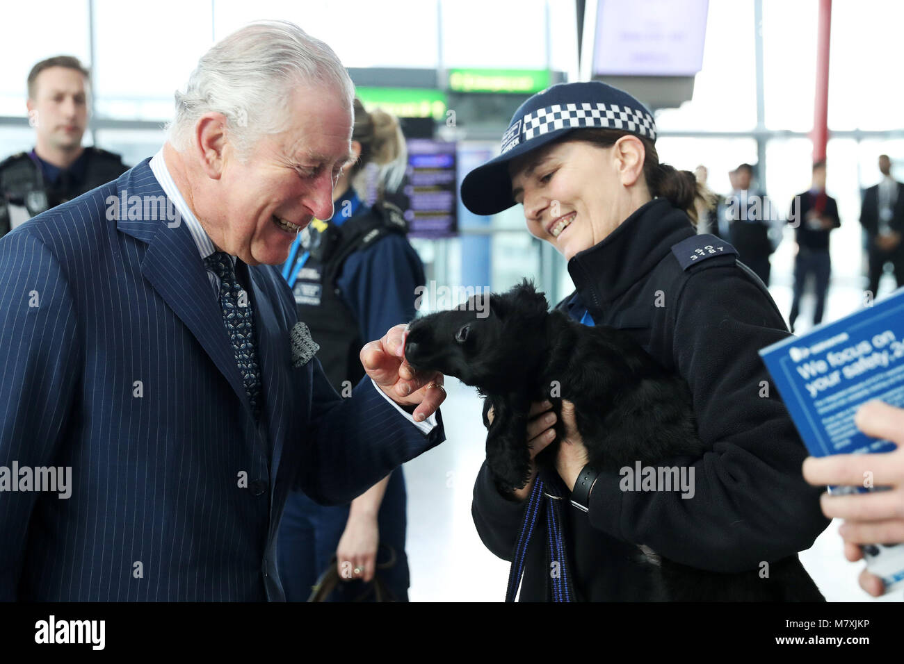 Il Principe di Galles incontra un Cocker Spaniel chiamato Ned, un tirocinante esplosivi cerca cane, durante una visita all' Aeroporto di Heathrow di Londra, come egli mette in evidenza il lavoro svolto da sicurezza e personale dell aeroporto di mantenere il paese e per l'aeroporto di sicuro. Foto Stock