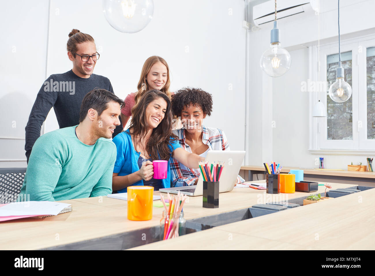 Creative business start-up team ha divertimento insieme in un computer di laboratorio Foto Stock