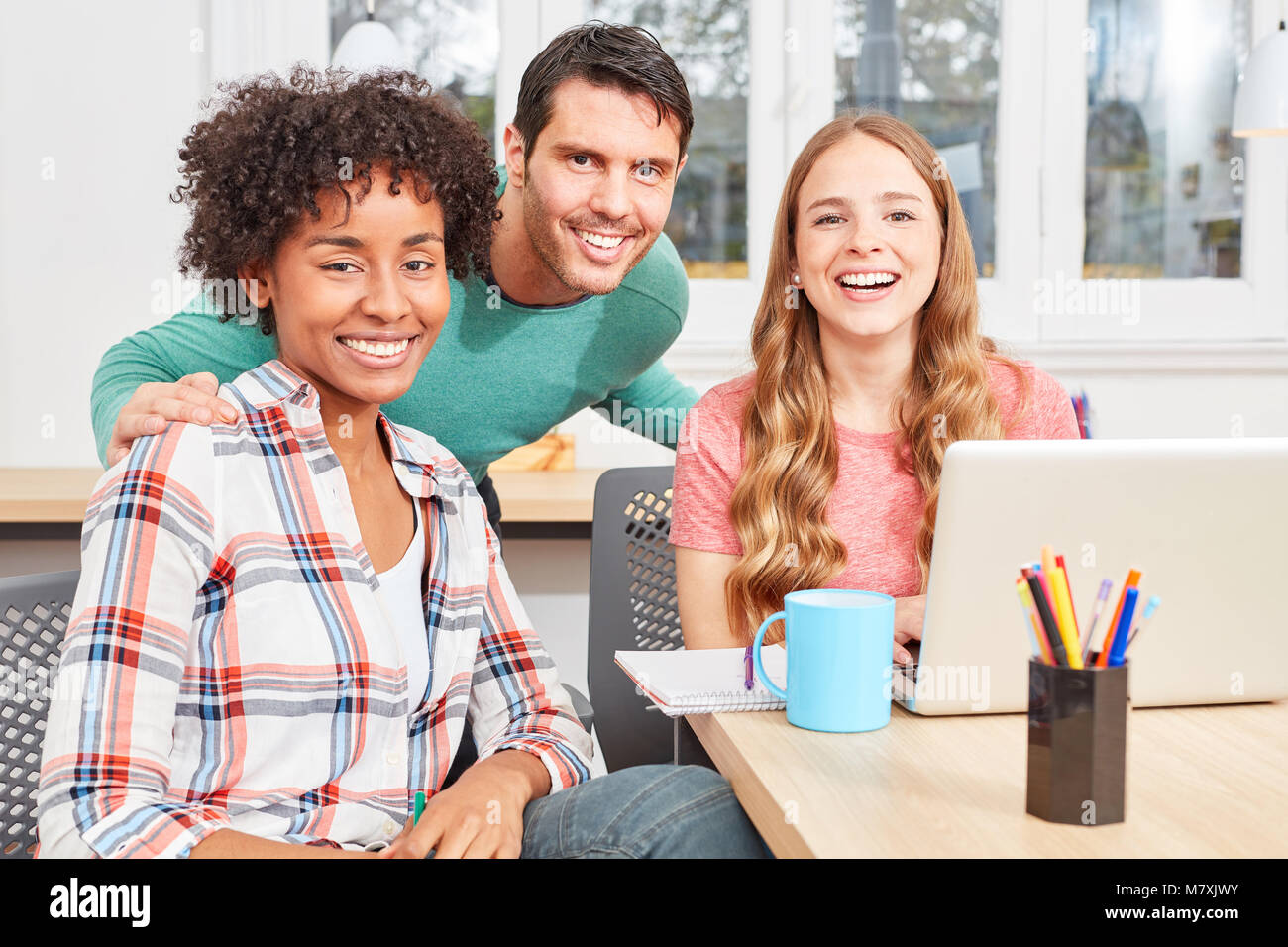 Creative team di avvio con il computer portatile è divertirsi in un computer formazione Foto Stock