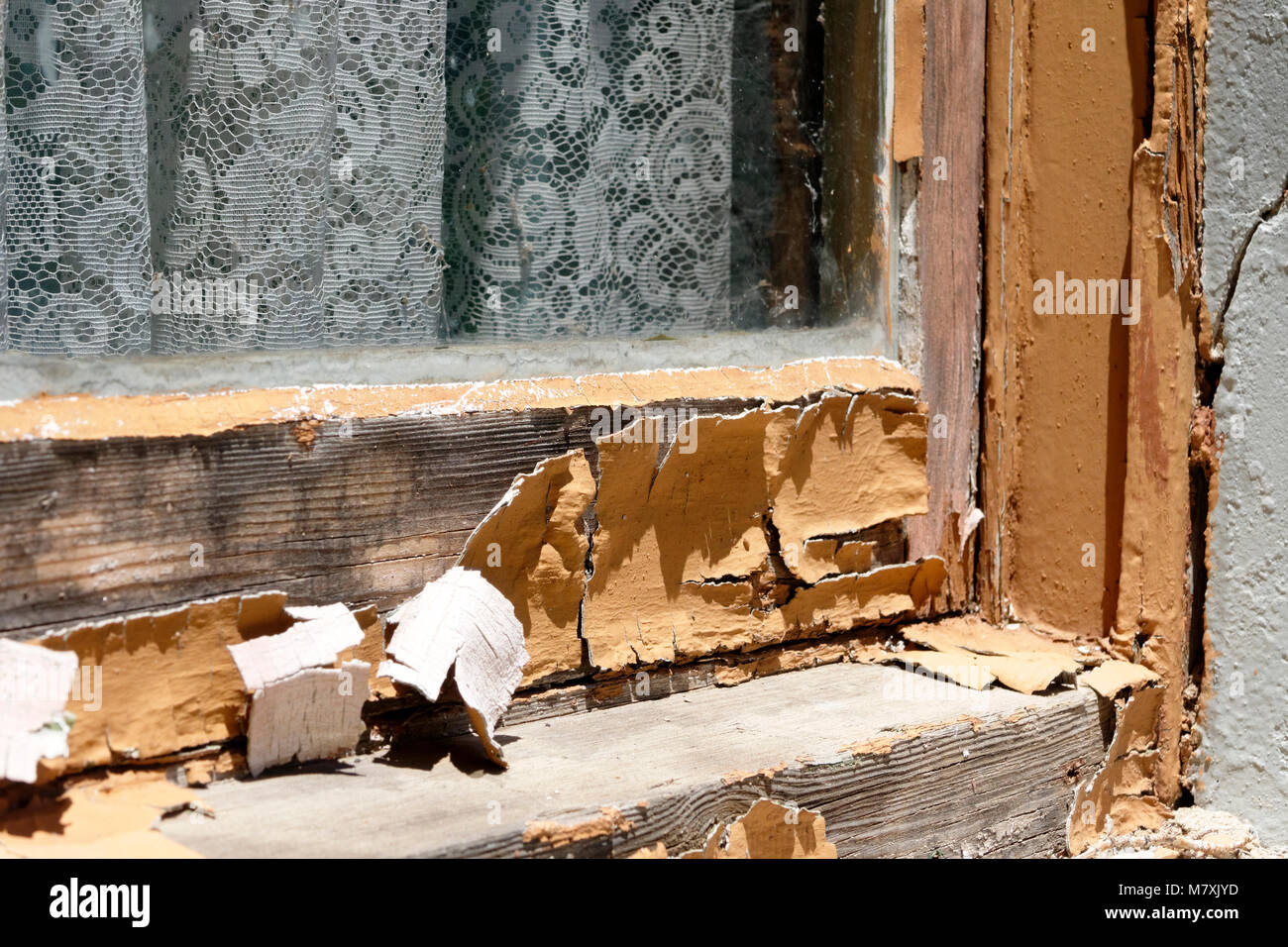 Vecchia finestra in vetro con vernice scrostata dal telaio, fieno, Nuovo Galles del Sud, Australia. Foto Stock