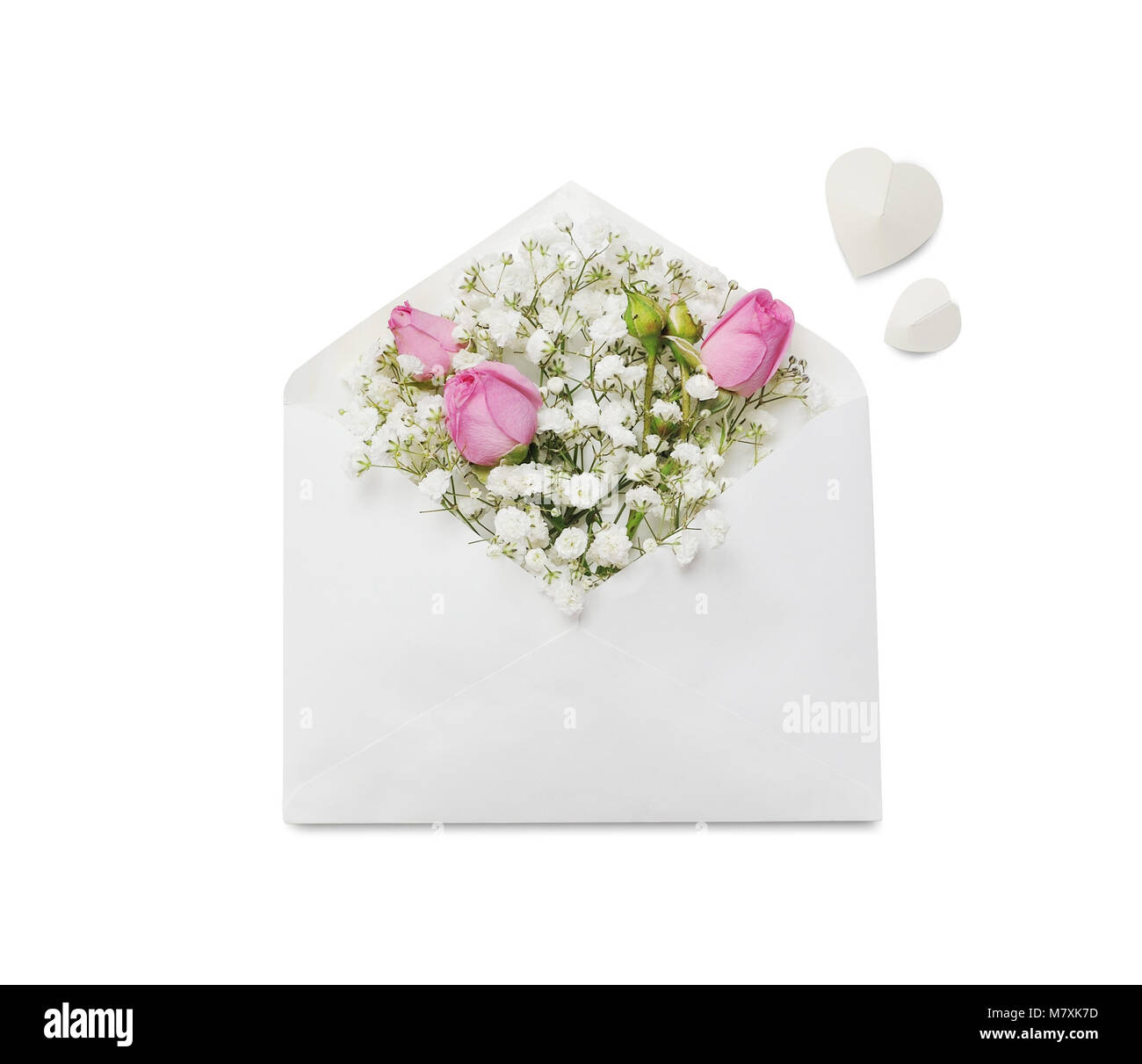 Mockup busta bianca piena di varie specie di fiori rosa e due cuore. Lay piatto. Amore concetto isolato maschera di ritaglio su sfondo bianco con il percorso, top vie Foto Stock