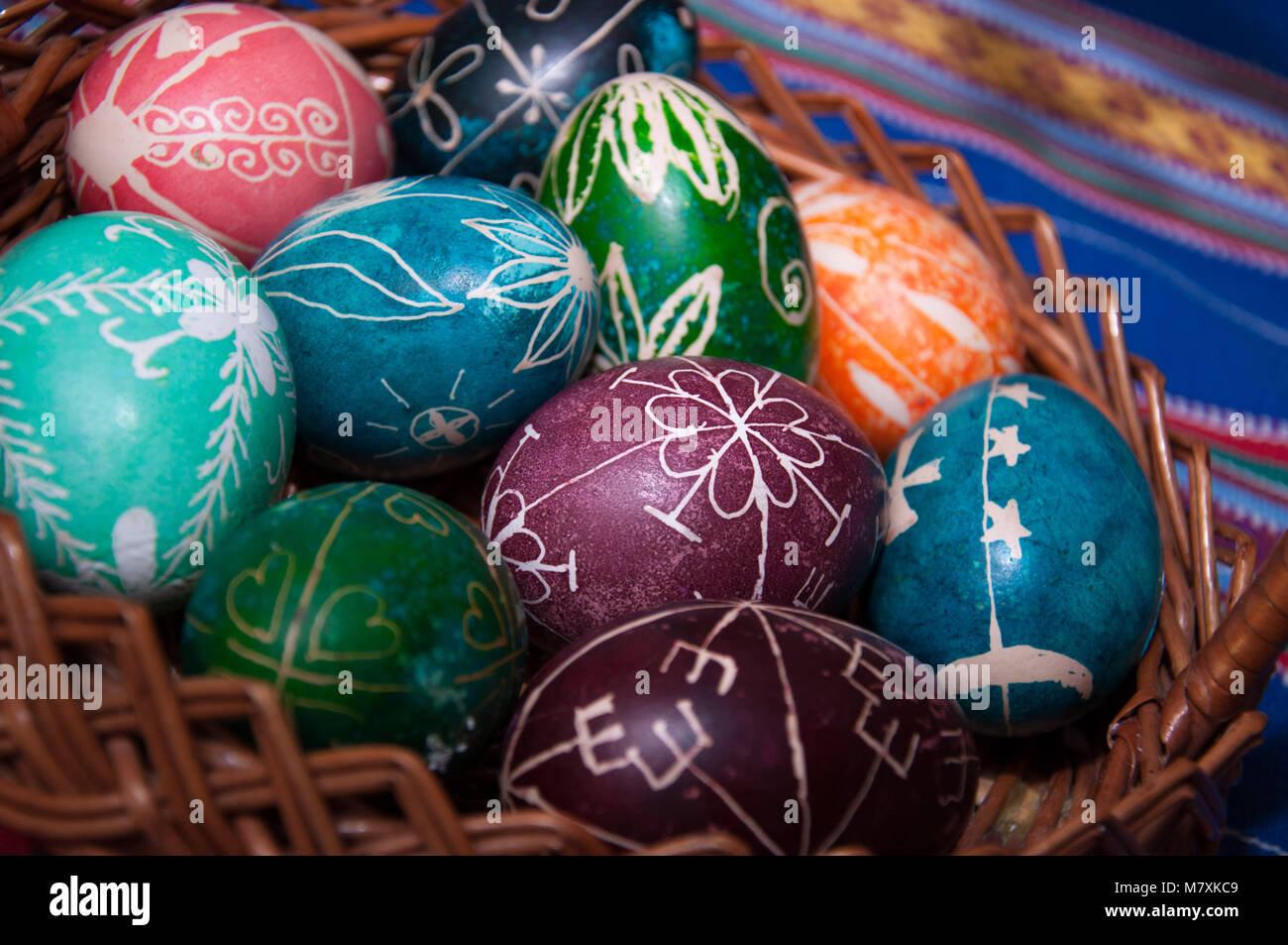 Uova di Pasqua nel cestello Foto Stock