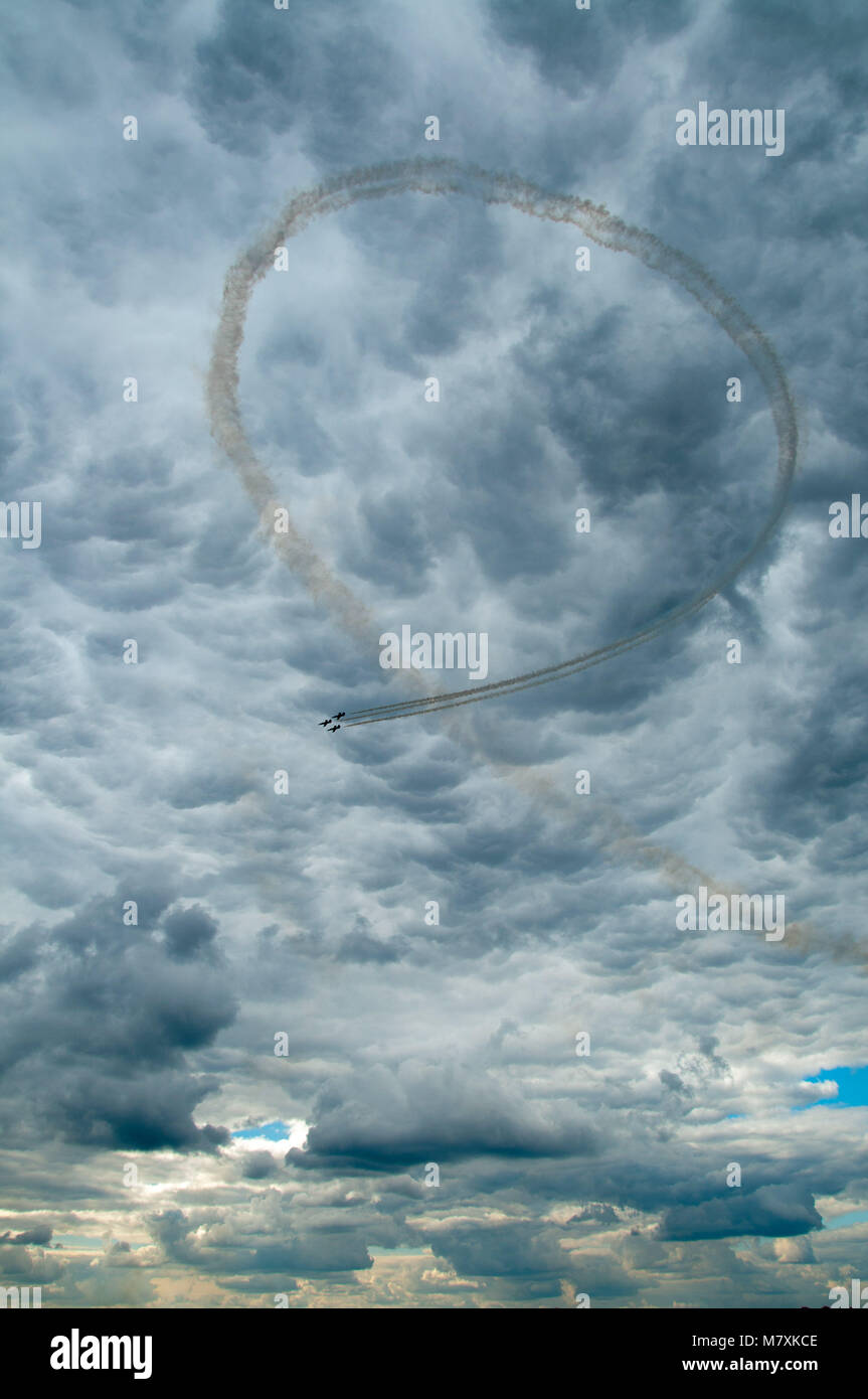 Contrail nel cielo Foto Stock