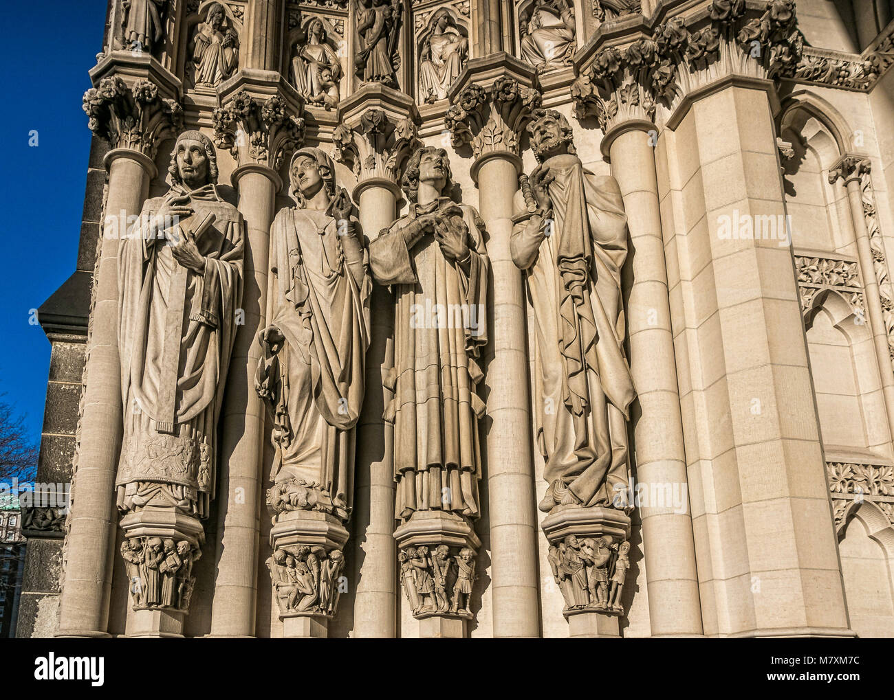 Torre Nord portale della chiesa cattedrale di San Giovanni il divino. Da sinistra a destra: SS. Thomas a Becket, Catherine, Stephen e Alban. Foto Stock